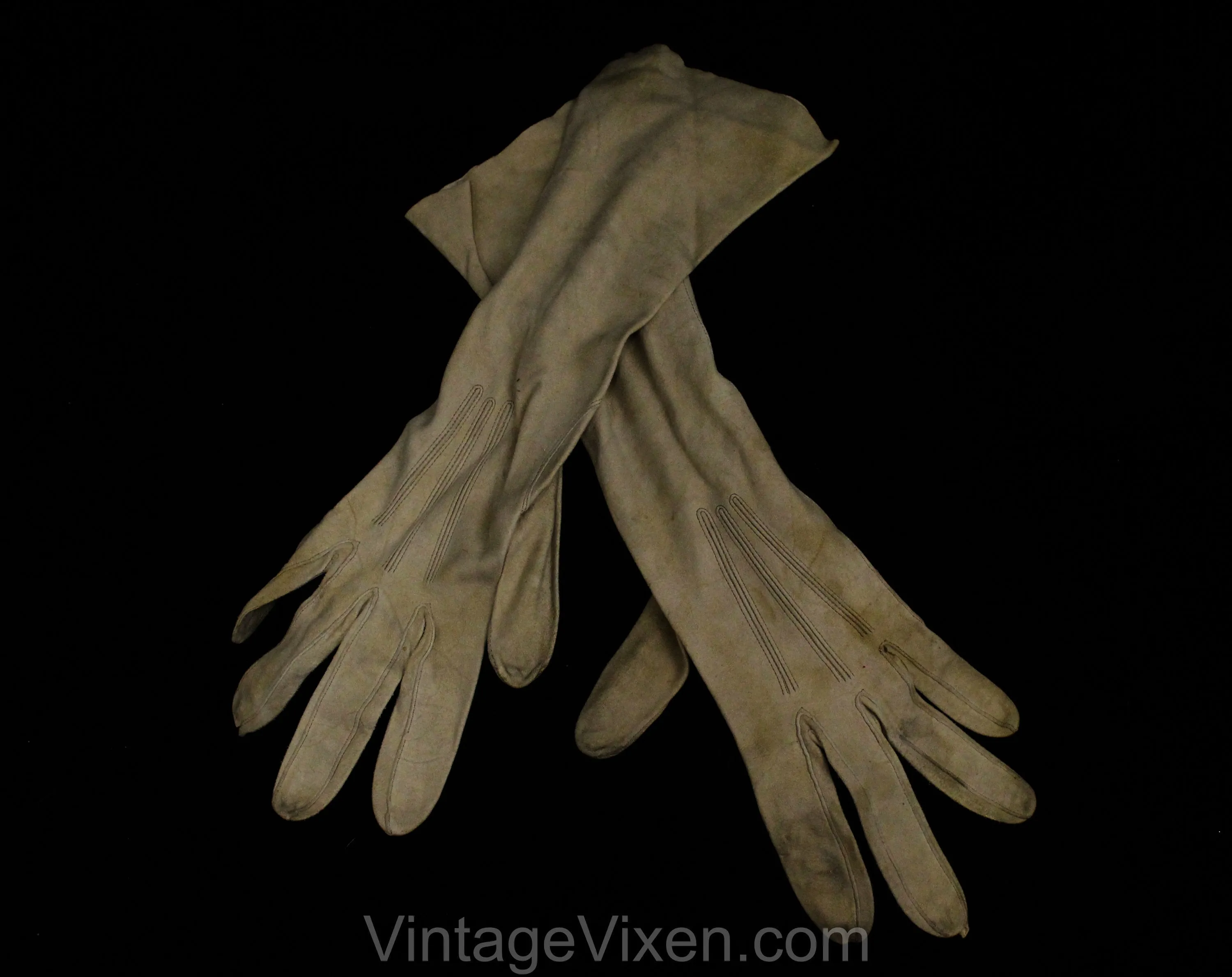 1930s Leather Gloves - Taupe Light Brown Suede 30s Pair of Gloves with Classic Stitched Points - Early Plastic Snaps At Wrist - 50306