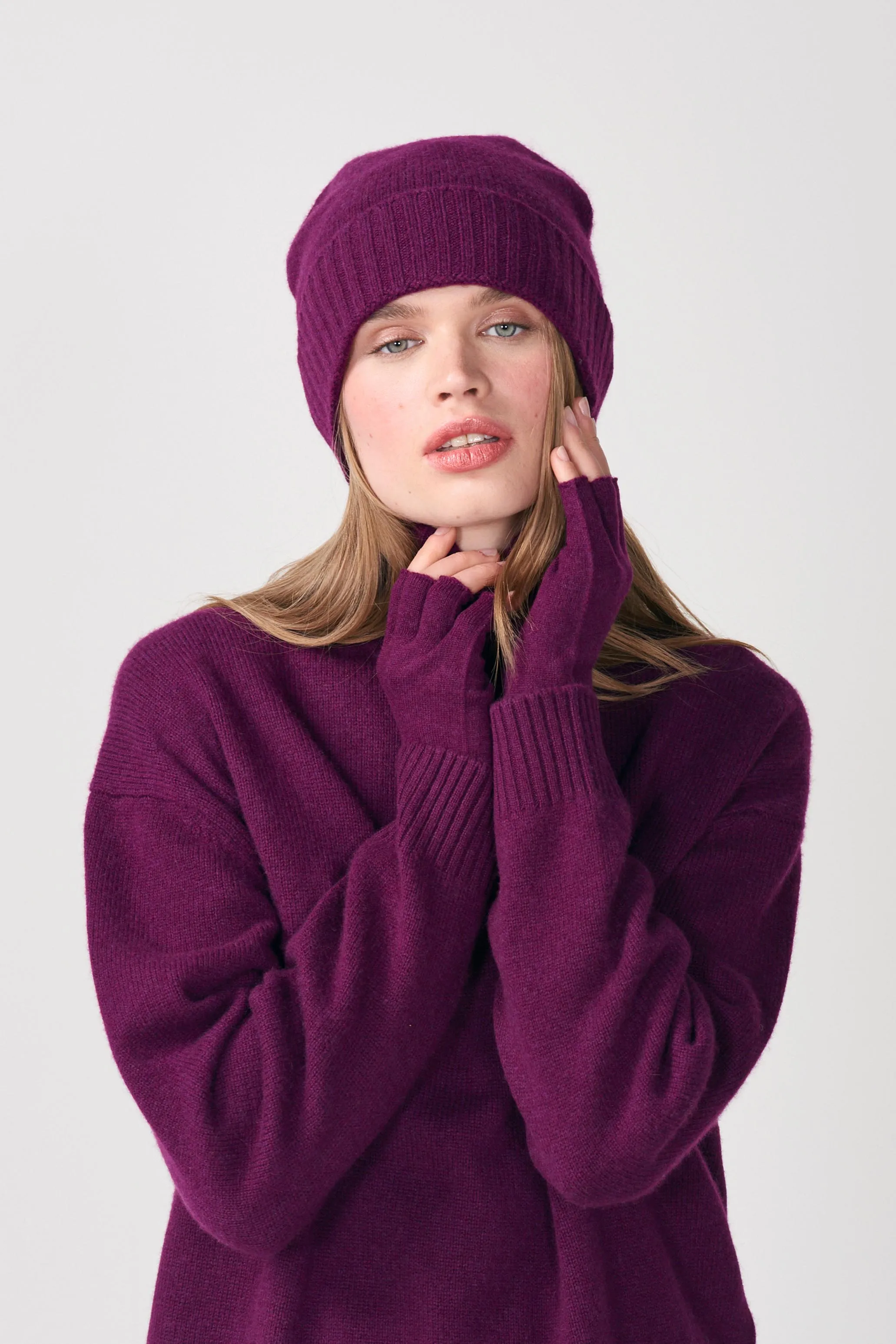 Cashmere Fingerless Gloves in Beetroot