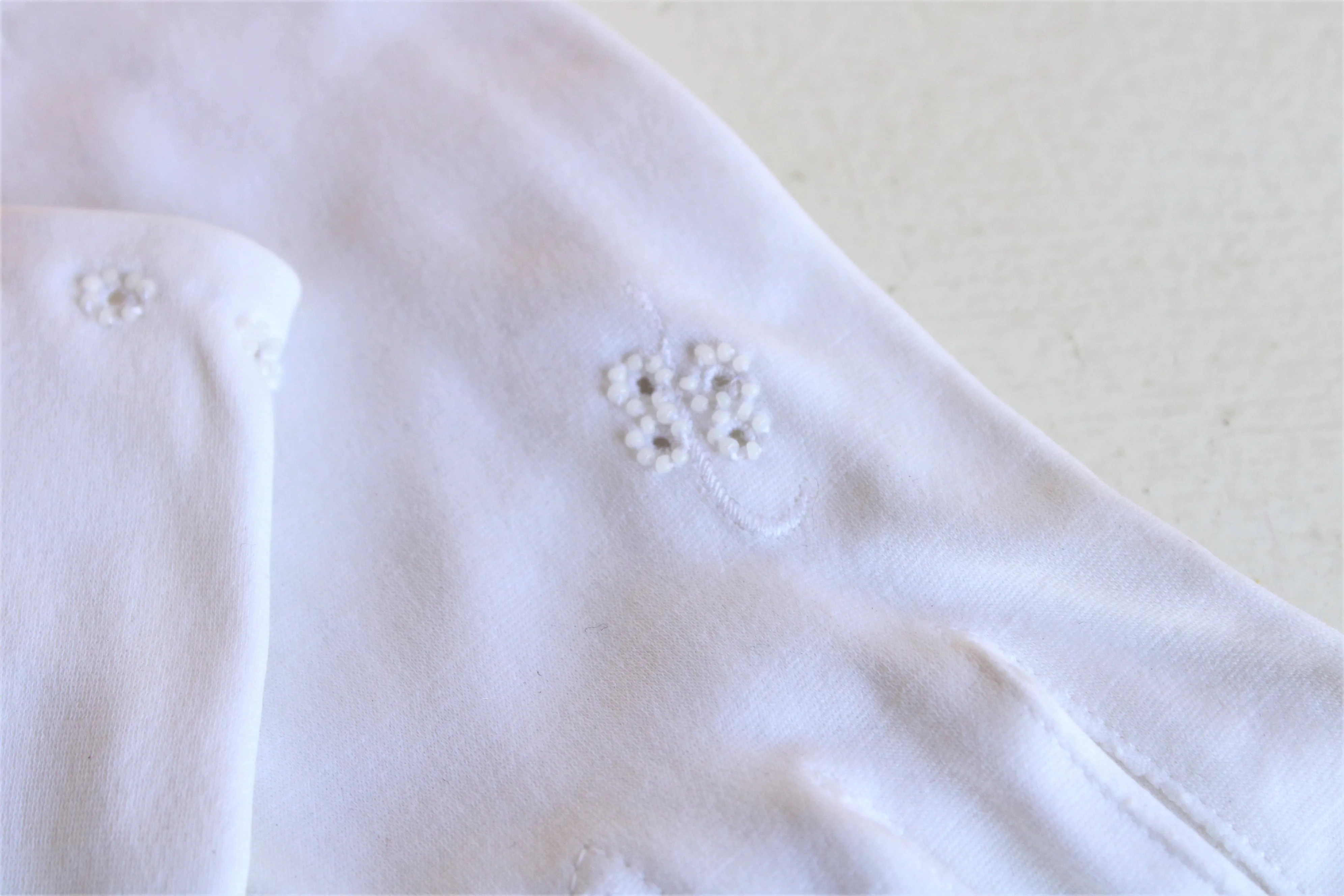 Vintage 1950s White Cotton Embroidered Gloves
