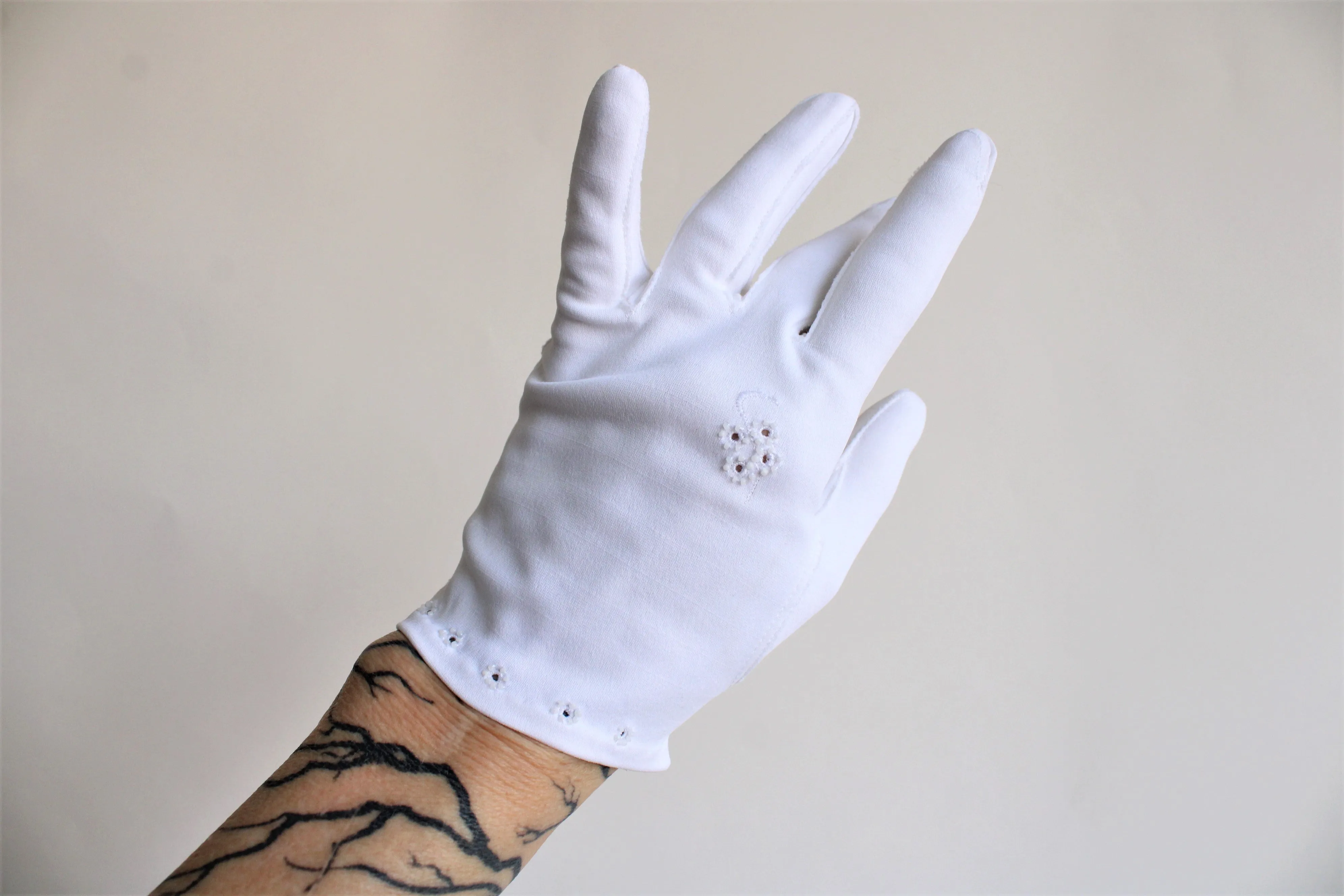 Vintage 1950s White Cotton Embroidered Gloves