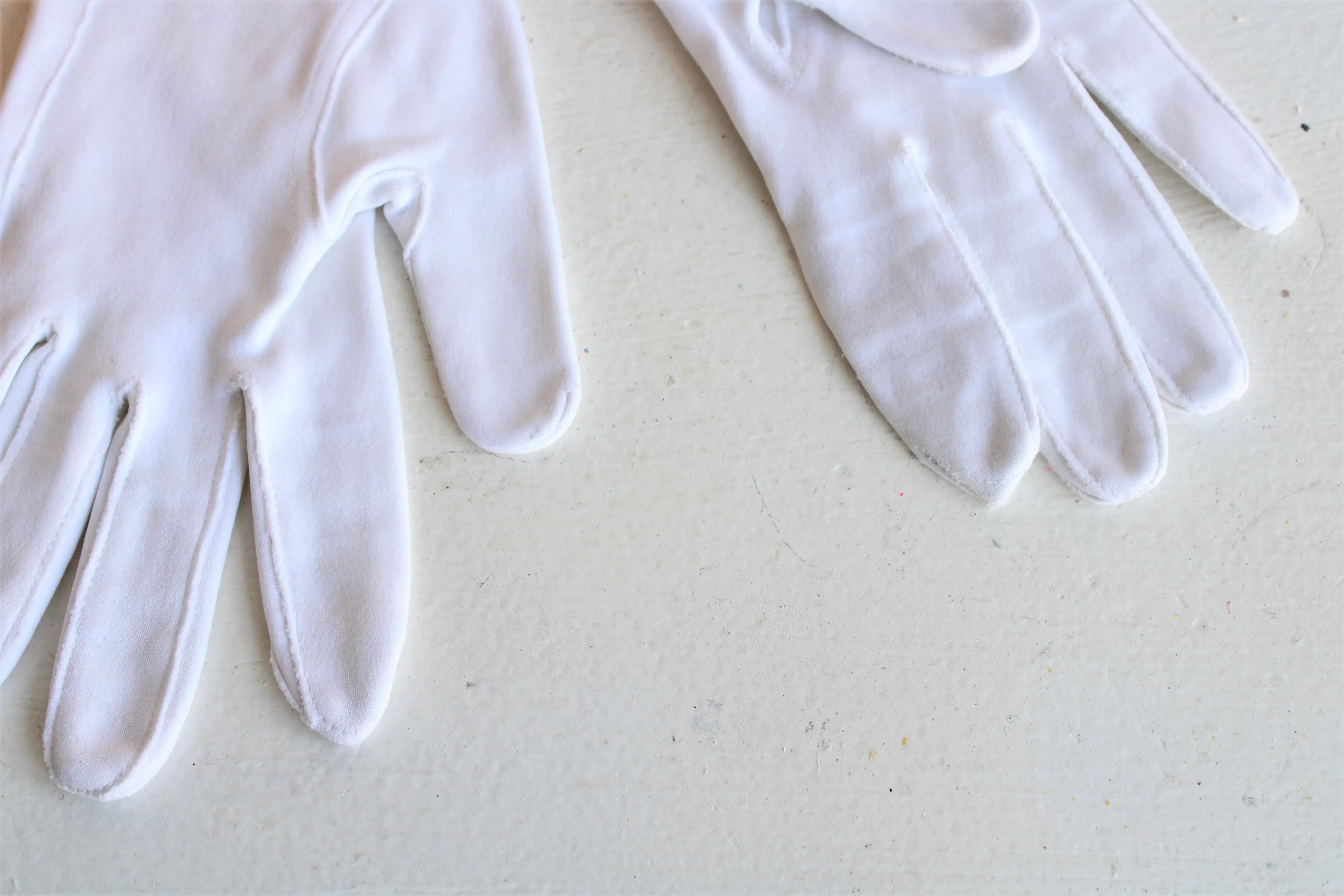 Vintage 1950s White Cotton Embroidered Gloves
