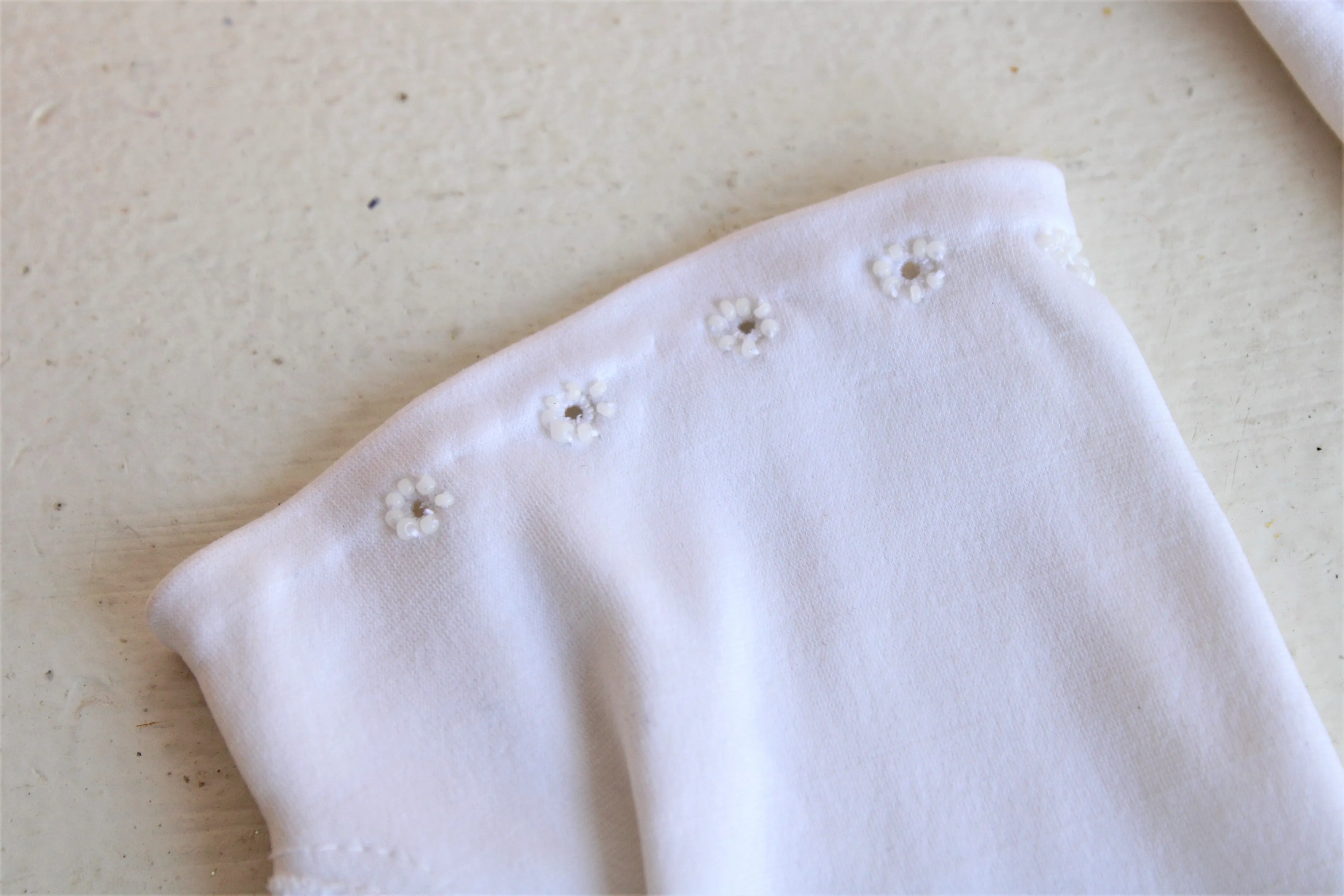 Vintage 1950s White Cotton Embroidered Gloves