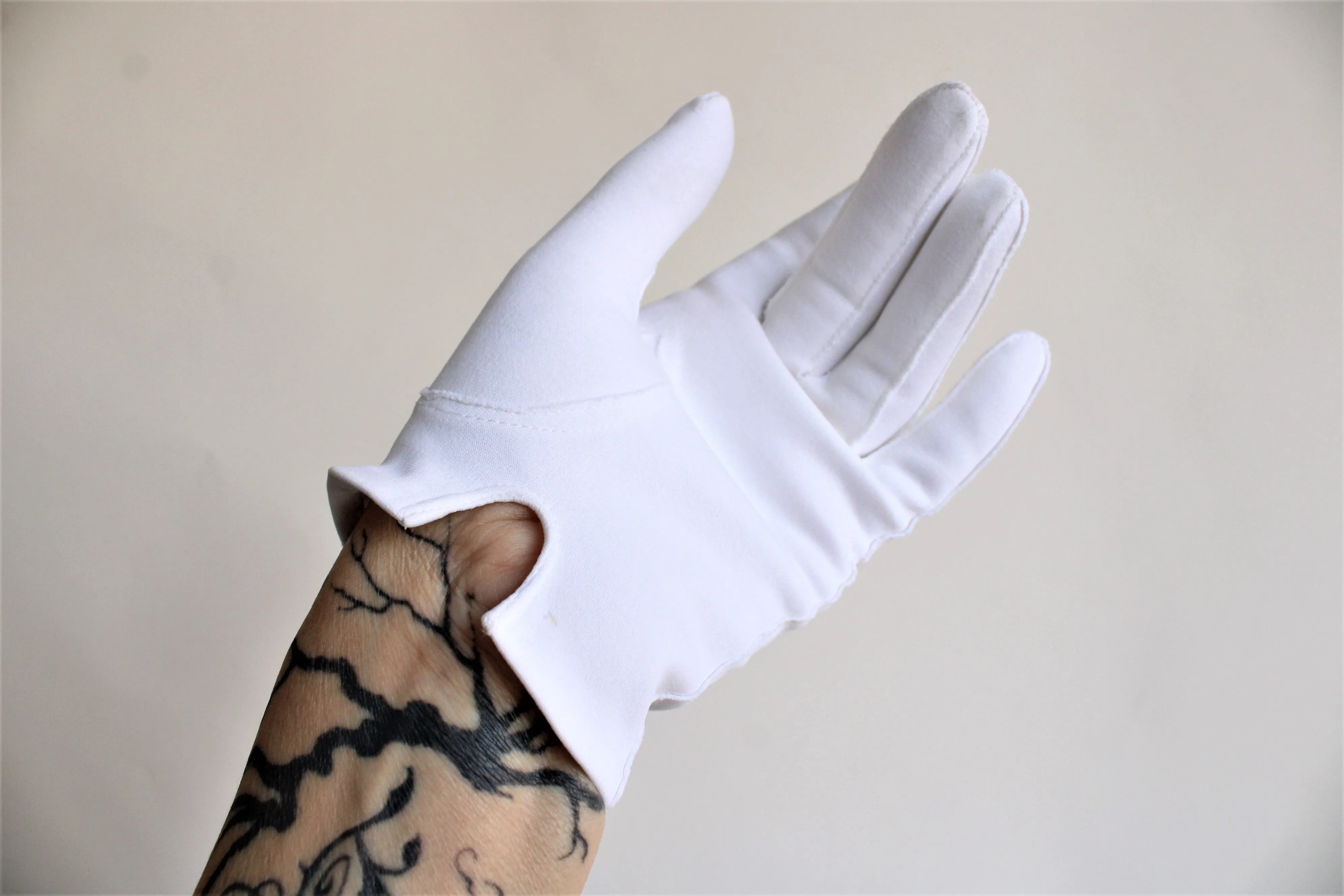 Vintage 1950s White Cotton Embroidered Gloves